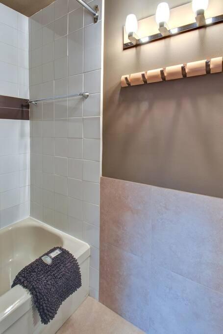 Charming Tremblant 1 Bedroom With Pool And Hot Tub モントランブラン エクステリア 写真